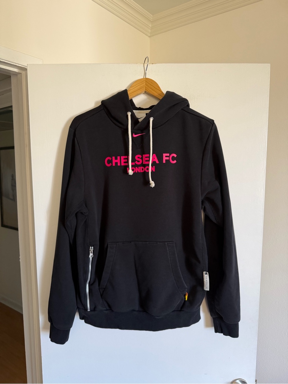 Nike Chelsea FC Soccer Black/Pink Standard Issue Performance Pullover Hoodie - Picture 4 of 11
